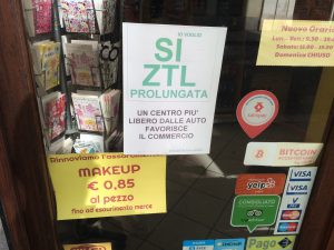 Il cartello "Sì Ztl" appeso alla vetrina del negozio "Ullallà", in via Sant'Ottavio a Torino