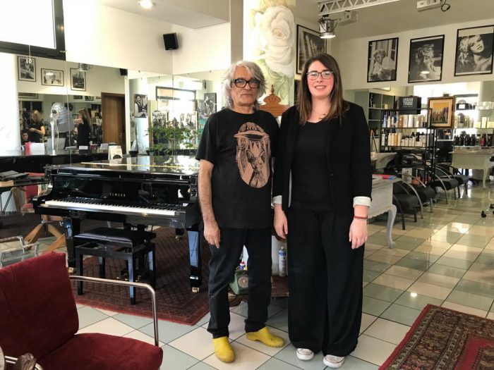 Il parrucchiere Aldo Febbo insieme alla figlia all'interno del suo negozio