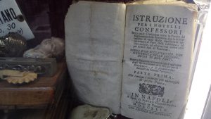 Il libro "Istruzioni per i novelli confessori" nelle vetrinette hard di via Palazzo di Città