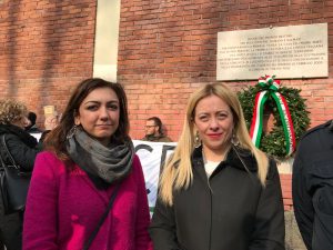 Giorgia Meloni e Augusta Montaruli, candidata alla Camera per Fratelli d'Italia, fotografate davanti alla lapide in ricordo delle vittime delle Foibe