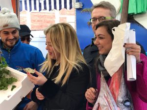 Giorgia Meloni e Augusta Montaruli al mercato di corso Cincinnato
