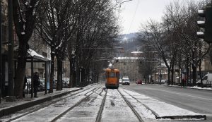 Torino, le rotaie del tram innevate in corso San Maurizio