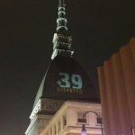 Sulla facciata della Mole Antonelliana è stata proiettata la scritta "+39 rispetto"