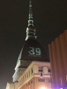 Sulla facciata della Mole Antonelliana è stata proiettata la scritta "+39 rispetto"