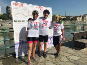 Marialinda Brizzolara, Adriana Mosca e Andrea Galparoli sono dipendenti Iren, che partecipa a Vento come sponsor e fornisce biciclette a pedalata assistita