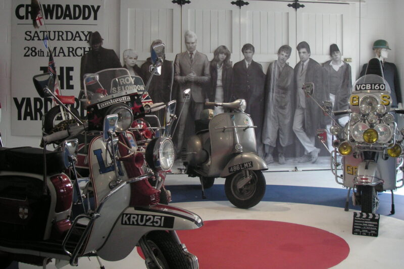 “Quadrophenia exhibit 2” di Matt Gibson, CC BY 2.0, cultura mod