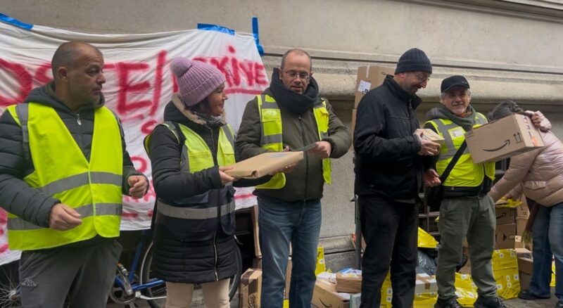 flash mob "ci avete tirato pacco"
