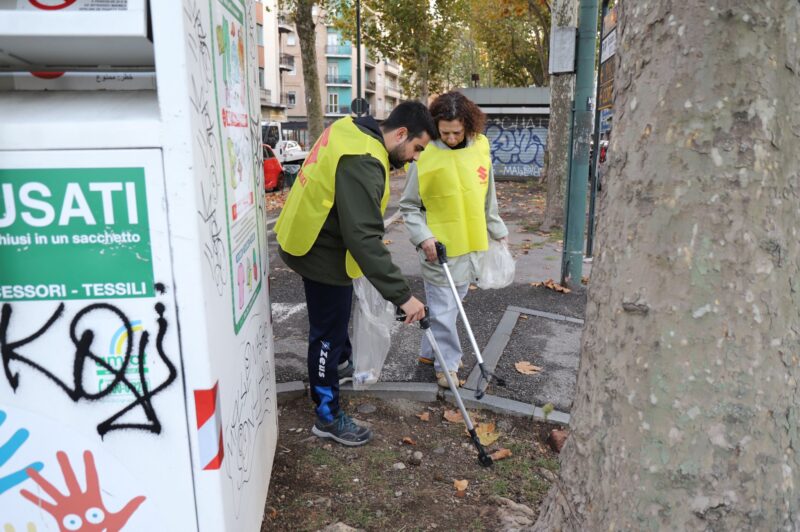 Volontari UOMOeAMBIENTE puliscono la pista ciclabile di corso Monte Cucco foto di Master Communication